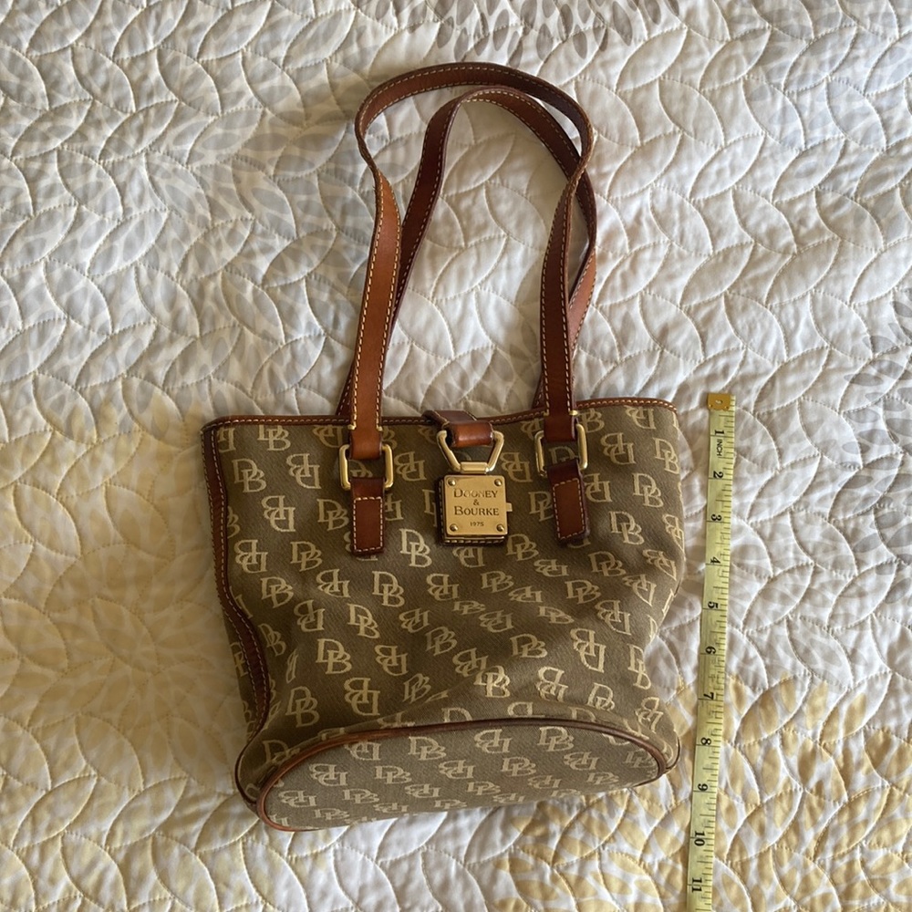 Dooney&Bourke original signature bag hardly used like new. See video and photos.
